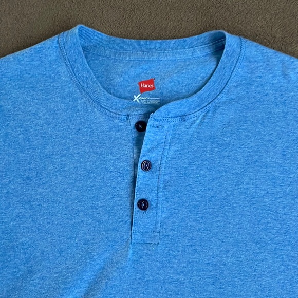 Hanes Short Sleeve Shirt. Medium - Picture 2 of 7